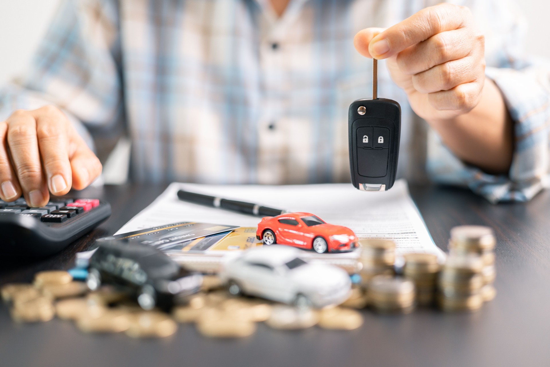 Concepto de empresario, vehículo financiero de la oficina de protección plan, inversión, proteger la mano, ahorrar, comprar, vender, coche, garantizar la idea, seguridad financiera, agente de automóvil, comprar seguro, seguro, acuerdo de préstamo favo