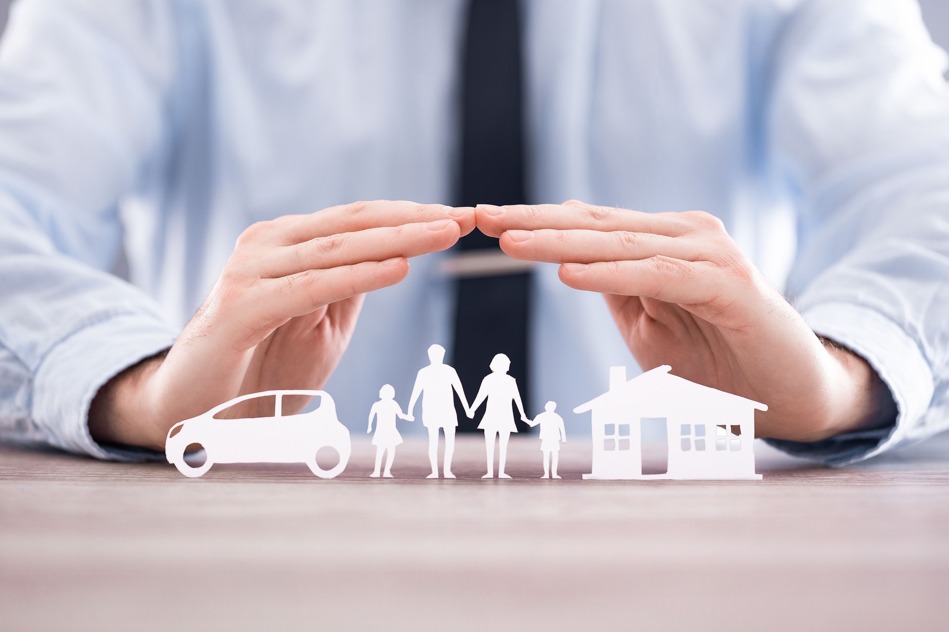 Seguro que protege la salud familiar en vivo, casa y concepto de coche.