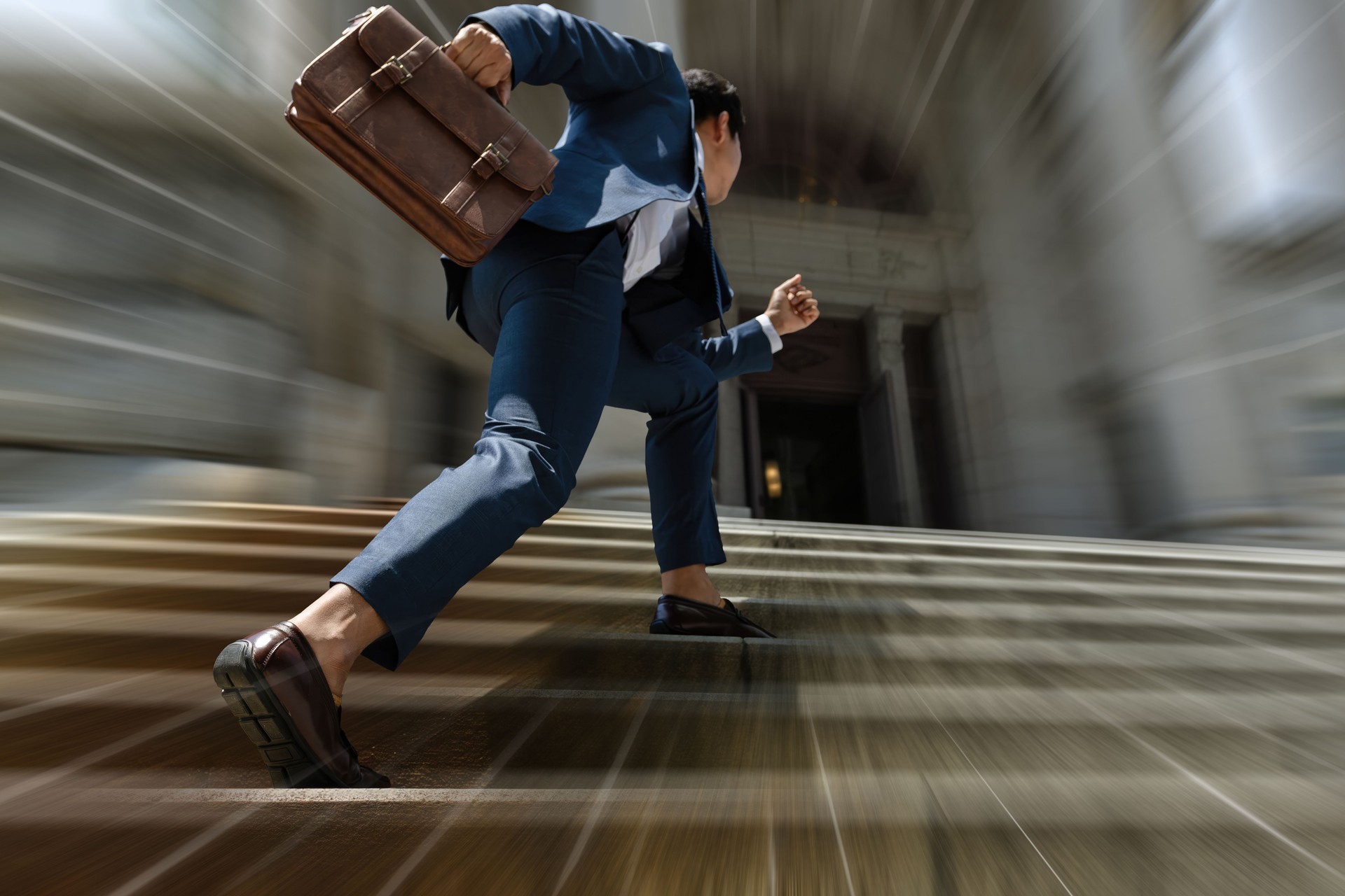 Hombre de negocios con maletín subiendo las escaleras rápidamente para obtener fondos y préstamos, hombre ocupado tiene prisa, el tiempo es dinero, negocios